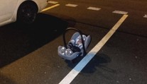 Vodička položila kojenca v autosedačke vedľa auta a zabudla na neho