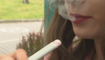 Aj keď bez nikotínu, odborníci sú proti. Niektoré elektronické cigarety sú stále dostupné aj pre deti