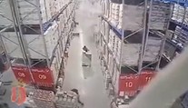 VIDEO: Obrovská spúšť v sklade s alkoholom. Regály padali ako kocky z domina