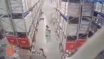 VIDEO: Obrovská spúšť v sklade s alkoholom. Regály padali ako kocky z domina
