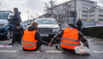 Vodiči v Nemecku si vydýchnu. Klimatickí aktivisti sa už nebudú lepiť k vozovke