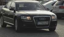Viskupič sa nechce voziť v luxusnej limuzíne, politológ to považuje za populizmus