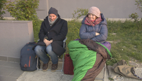 Pred oddelením cudzineckej polície ľudia už aj kempujú. Nevedia sa dostať na rad