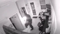 VIDEO: Zlodej, podpaľač, ale najmä babrák. Kamera zachytila lúpež ako z grotesky