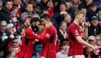 Zamotaná hra o trón. United vzal dôležité body Liverpoolu aj gólom z polovice z ihriska