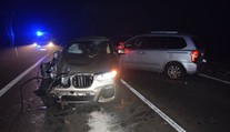 Vodič BMW vrazil do odstaveného Fordu. Pracovník odťahovky má doživotné následky