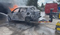 Podpálili elektroauto, aby sa ho naučili bezpečne uhasiť. Experiment v Lešti však odhalil nedostatky