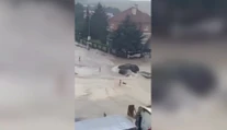 VIDEO: Aj Myjava sa ocitla pod vodou, autá sa ulicami takmer plavili. Najviac však ľudí vystrašila intenzita bleskov