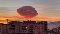 Sociálne siete zaplavili fotografie mimoriadne zvláštneho oblaku. Jeho krásu ešte umocňoval západ slnka