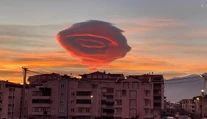 Sociálne siete zaplavili fotografie mimoriadne zvláštneho oblaku. Jeho krásu ešte umocňoval západ slnka