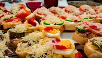 Chlebíčky sú späť. Okrem klasiky sú obľúbené aj modernejšie verzie