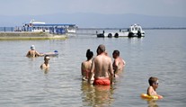V horúčavách sa na prírodných kúpaliskách množia baktérie. Voda ozelenela aj na Šírave