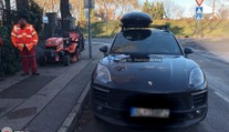 Kuriózna nehoda v Bratislave: Traktorová kosačka sa zrazila s luxusným autom
