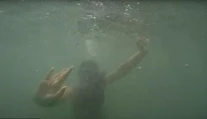 Otec nakrúcal dcéru v mori. Na videu sa objavil desivý záber