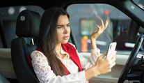 Vodiči by mali zbystriť pozornosť: Pokuty za používanie mobilov za volantom sa zdvojnásobia