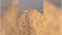 VIDEO: Nečakaný nález na vrchole Cheopsovej pyramídy. Keď to paraglajdista videl, spadla mu sánka