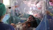 Ženu prebudili počas operácie a zahrala im na husle