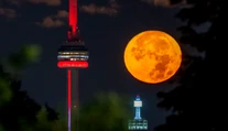 FOTO a VIDEO: Divadlo na nočnej oblohe. Modrý mesiac rozžiaril nebo na celom svete