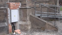 Robotníci zohyzdili pamiatku v Prahe. Ich lajdácku robotu komentujú ľudia na internete