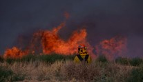 Neďaleko Los Angeles sa šíri lesný požiar, hasenie komplikuje silný vietor