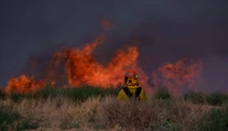 Neďaleko Los Angeles sa šíri lesný požiar, hasenie komplikuje silný vietor