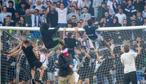VIDEO: Chuligáni vtrhli počas veľkého derby na ihrisko, hádzali svetlice a brankára napadli kovovým vedrom