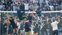 VIDEO: Chuligáni vtrhli počas veľkého derby na ihrisko, hádzali svetlice a brankára napadli kovovým vedrom