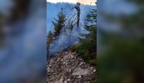 VIDEO: Na Čertovici horí. Hasiči sa trápia, terén je takmer neprístupný