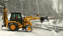 Cesta medzi Kraľovanmi a Párnicou je opäť neprejazdná, zasypal ju ďalší sneh