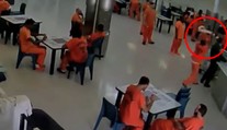 Väzeň napadol strážnika. Snažil sa ho udusiť uterákom