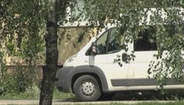 Záhadná biela dodávka v Hronských Kľačanoch. Rodičia sa boja o deti