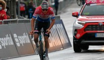 Piatu etapu Tirrena vyhral po sóloúniku Van der Poel, Pogačar si upevnil vedenie