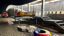 Tragédia v nemeckom ľadovom koryte. Štvorboby zmietol gumový kruh, hlásia jednu obeť a troch zranených