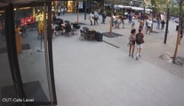 Cudzincov obvinili z ublíženia na zdraví. Takto surovo zbili čašníka v centre Prahy