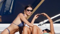 Modelka vystrkovala zadok v bikinách. Veď jej vyliezla polovica intímnych partií