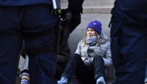 Gretu Thunbergovú a ďalších aktivistov odviedli od vchodu do švédskeho parlamentu
