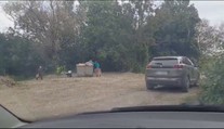 Pri kontajneri v Strážskom sa rozmohla čierna skládka. Samospráva chce tvrdo zakročiť