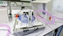 Obrovský úspech mladých Slovákov. Ich prenosný pľúcny ventilátor sa začal vyrábať sériovo