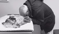 Snímka, ktorá trhá srdce. Muž sa musel rozlúčiť s jeho miláčikom