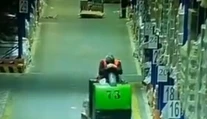 VIDEO: Skladník zrejme dostal mikrospánok. O pár sekúnd nezostal kameň na kameni