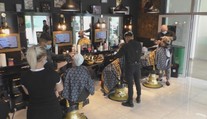 Dedovia chodili do holičstiev, vnuci majú barbershopy. Tie neslúžia len zarasteným mužom