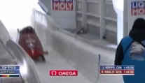 Počas pretekov štvorbobov išlo o život. Ľadára delili od tragédie stotiny sekundy