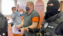 Kováčik mal v dome pri zadržaní tisíce eur. Našli ich na povale v krabici od cigár