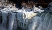 Nádhera, ktorú vidíte málokedy: Niagarské vodopády zamrzli, ale stále tečú