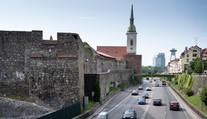 Na ulici, kde Dědeček zabil päť ľudí, zúžia jazdné pruhy. Vodičov to má prinútiť dodržiavať rýchlosť