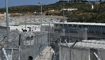 Za bránami nového tábora pre migrantov v Grécku: Ľudskoprávne organizácie ho označili za „väzenie"