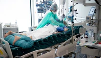 Štúdia hovorí jasne. Jeden z novších príznakov COVID-19 môže vydržať pol roka