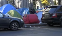 Paríž sa zmenil na stanové mestečko. Obsadili ho migranti