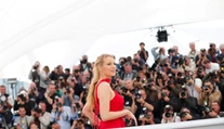 Blake Lively v červenom overale. Podprsenku nechala doma