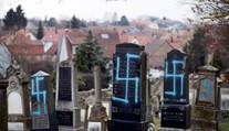 Hroby na židovskom cintoríne posprejovali nacistickými symbolmi